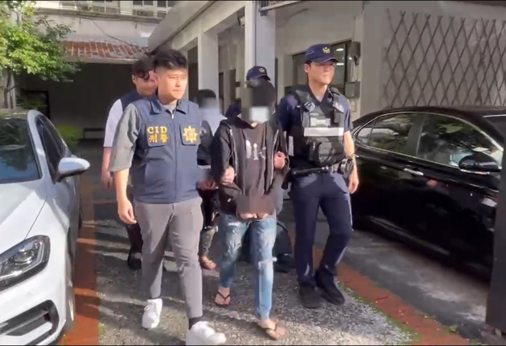 運毒還闖紅燈拒檢 礁溪警強勢破窗拉出兩犯嫌壓制 212 248250415a08