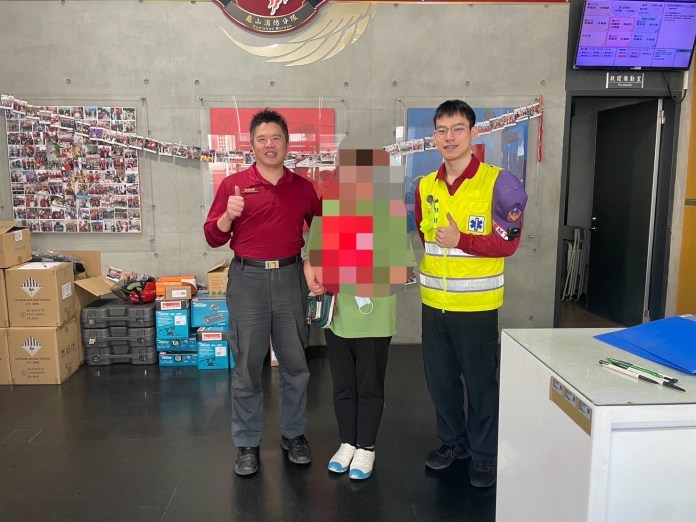 胸痛倒地險送命 龜山消防分隊即時送醫救回7旬婦 56 S 50135061 0