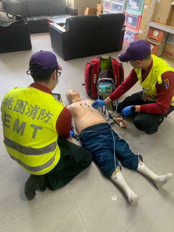 胸痛倒地險送命 龜山消防分隊即時送醫救回7旬婦 57 S 50135064 0