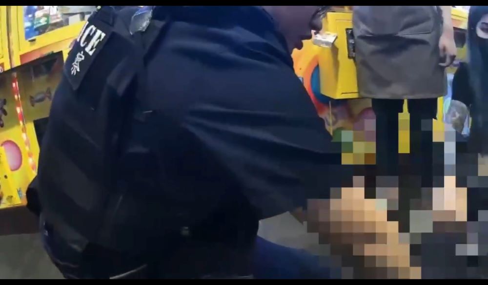 《圖說》板橋派出所員警抵達現場立即接手急救,持續為患者進行CPR搶救行動。〈板橋分局提供〉