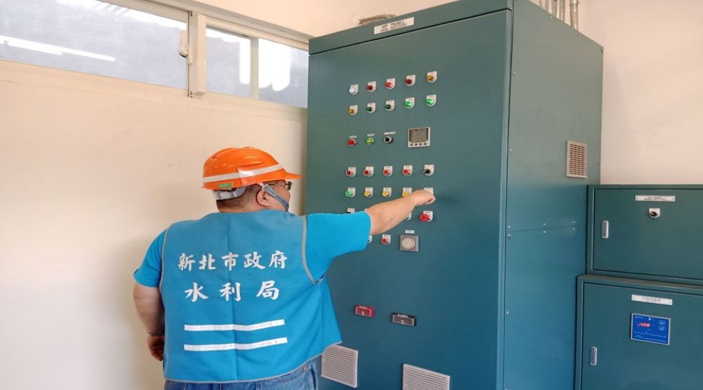 《圖說》人員操作三鶯大橋陸閘。〈水利局提供〉