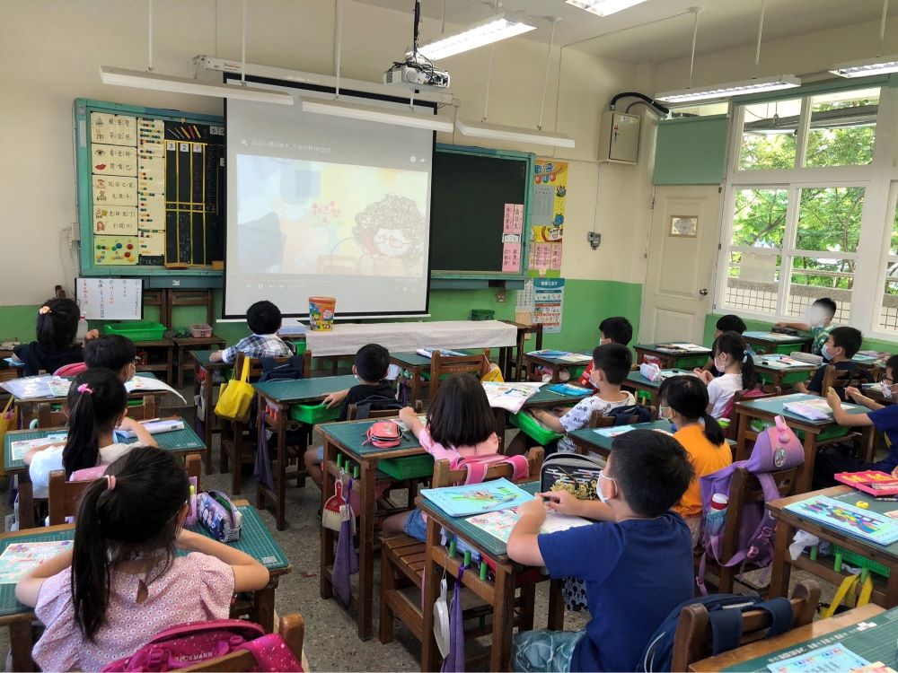 《圖說》新北家防中心持續多年與國小、國中及高中職合作推動「紫絲帶學堂」,推行家庭暴力、性侵害及兒少性剝削防制宣導。〈社會局提供〉