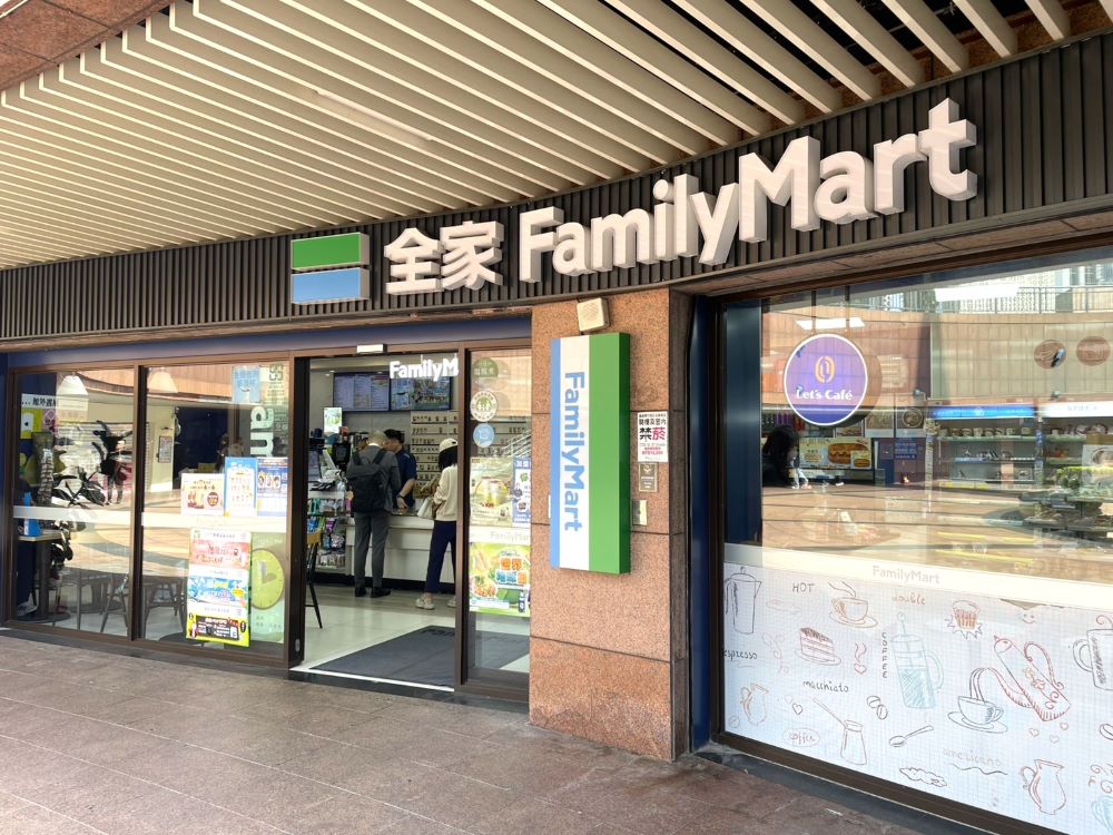 《圖說》雙北地政局推廣地籍異動即時通不遺餘力,在北北基1780間全家分店放送宣導廣播。〈地政局提供〉
