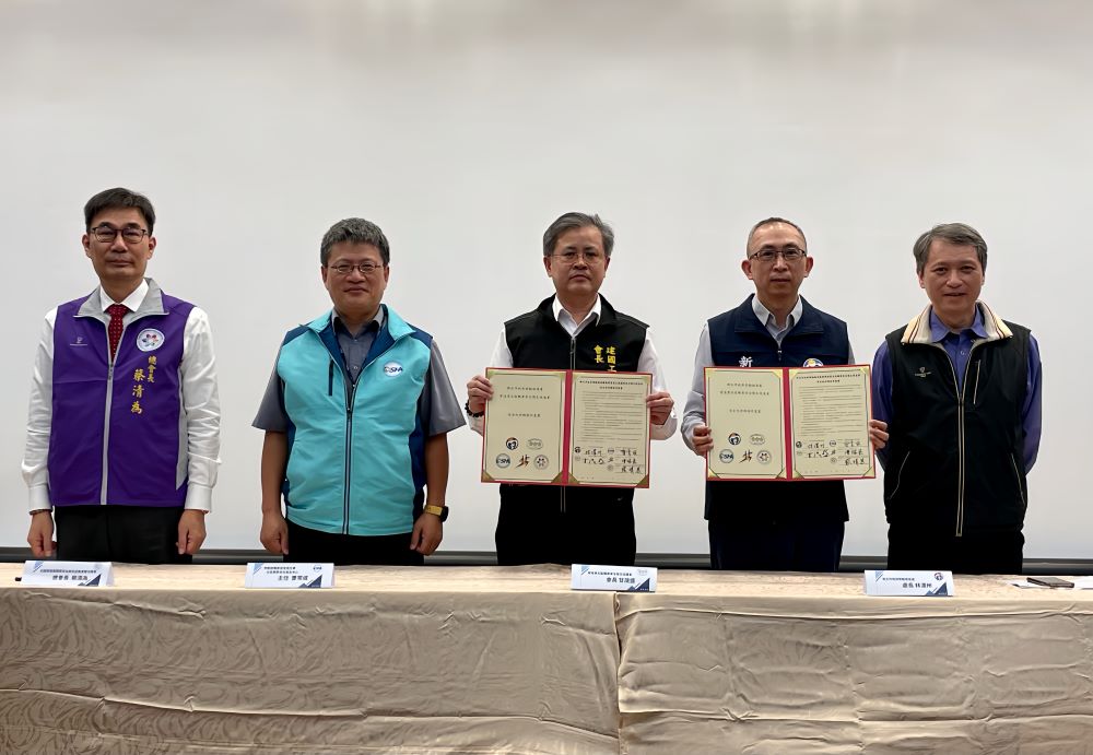 《圖說》展示合作協議書合影。〈勞工局提供〉