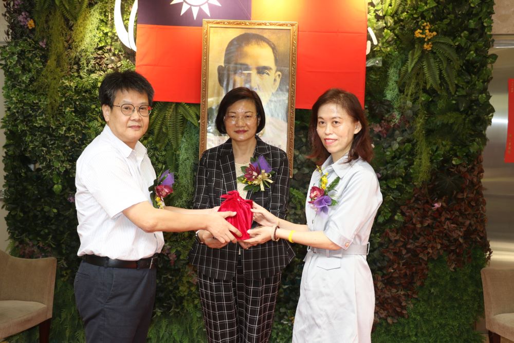《圖說》李美珍局長主持八里愛心教養院院長交接,右為新任院長劉文湘 左為卸任院長謝鑫敏。〈社會局提供〉