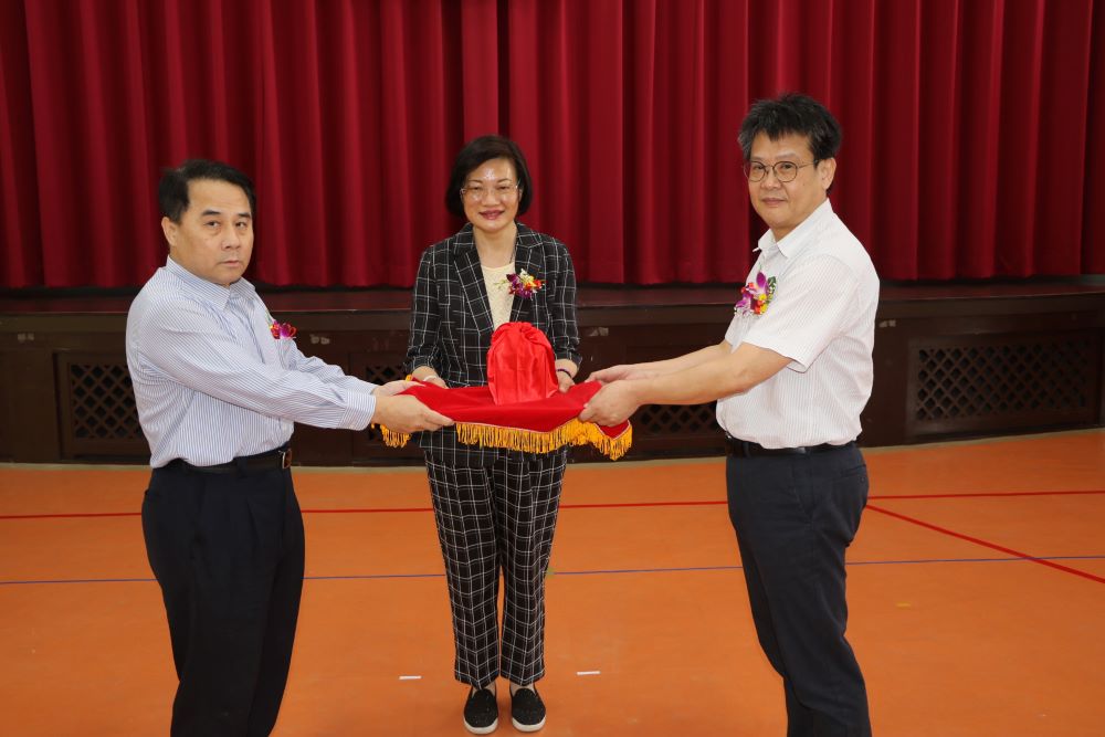 《圖說》李美珍主持萬里仁家主任交接,右為新任主任謝鑫敏,左為卸任主任吳欽仁。〈社會局提供〉