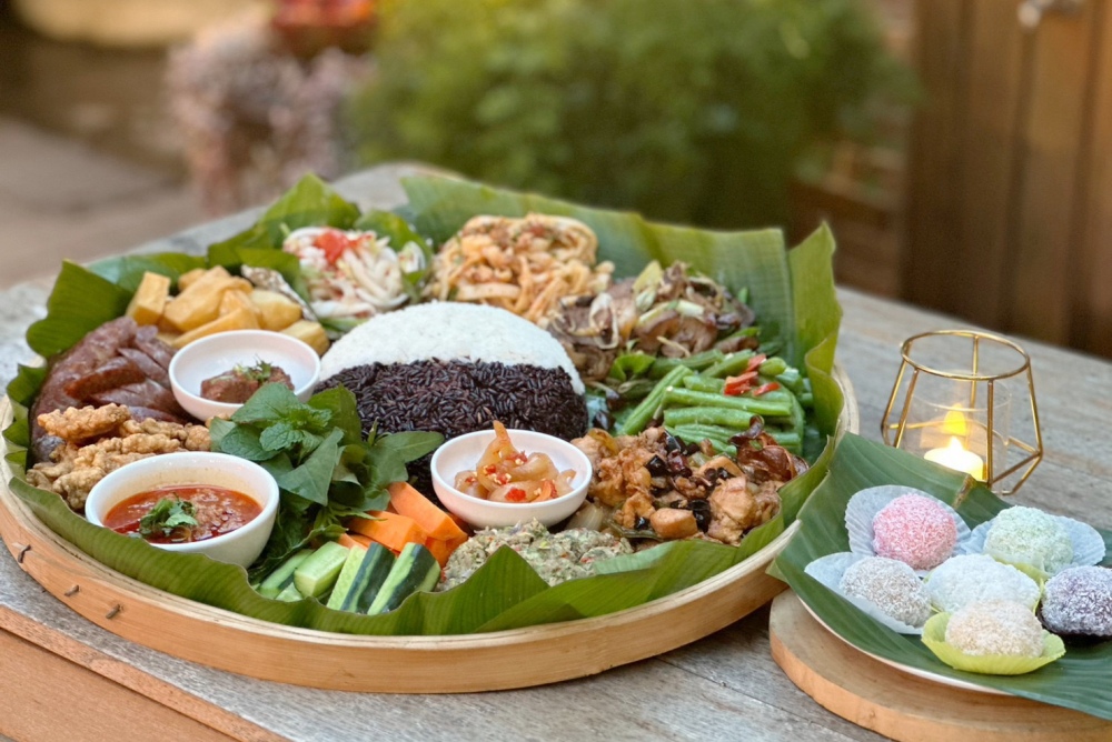 ▲長街宴上的異國料理「簸箕飯」,呈現滇緬特有美饌佳餚。(圖/主辦單位提供)
