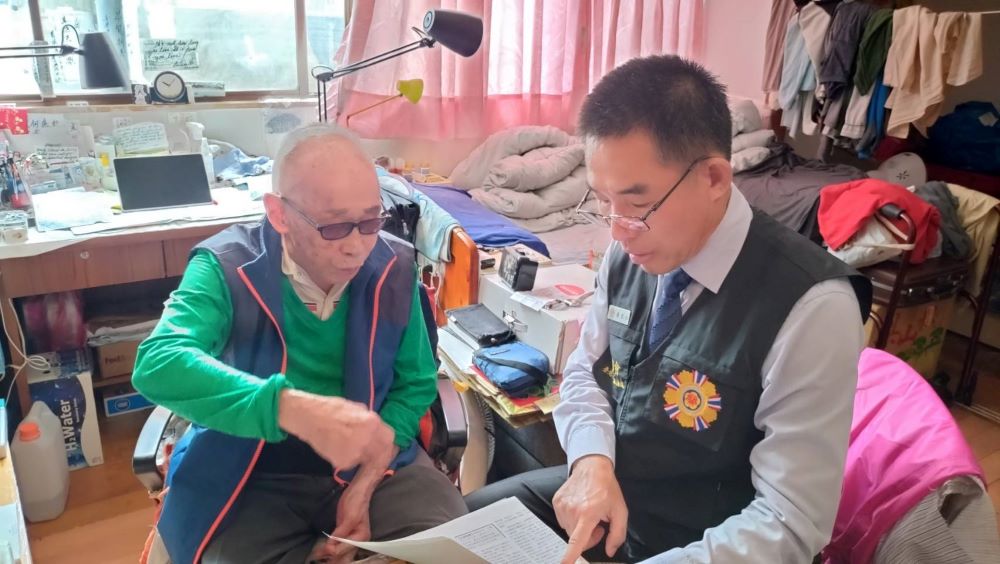 《圖說》臺北市榮民服務處長黃信仁今日偕同輔導員及社區服務組長,前往文山區關懷多位較需照顧的榮民家中探視。〈臺北市榮服處提供〉