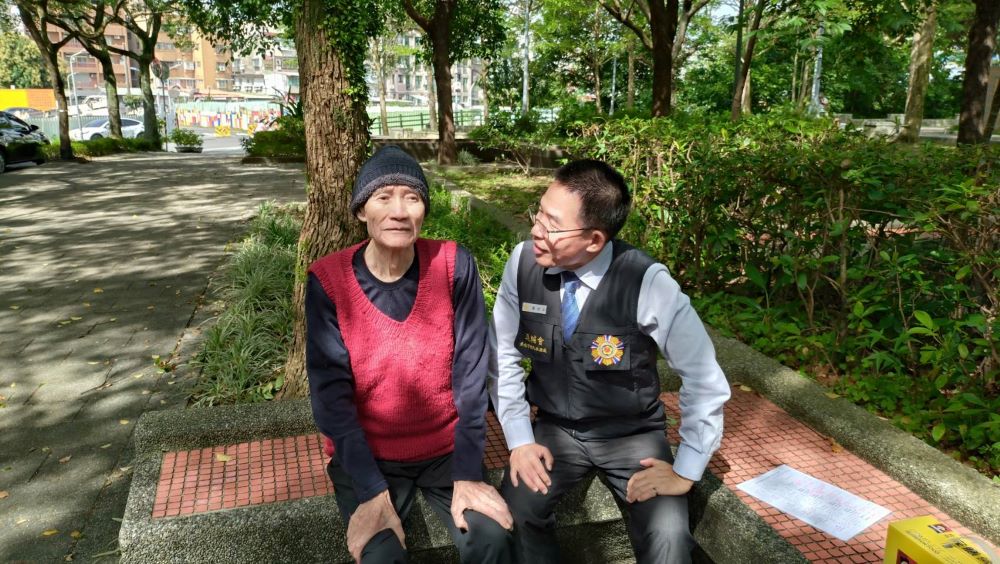 《圖說》近期春季北部天氣多變,鋒面頻繁、日夜溫差大,黃信仁貼心提醒榮民眷適時添衣保暖。〈臺北市榮服處提供〉