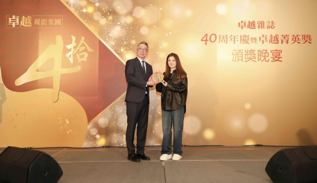 卓越媒體集團社長徐邦浩(左)向后益企業代表人林少萍致贈感謝獎牌。
