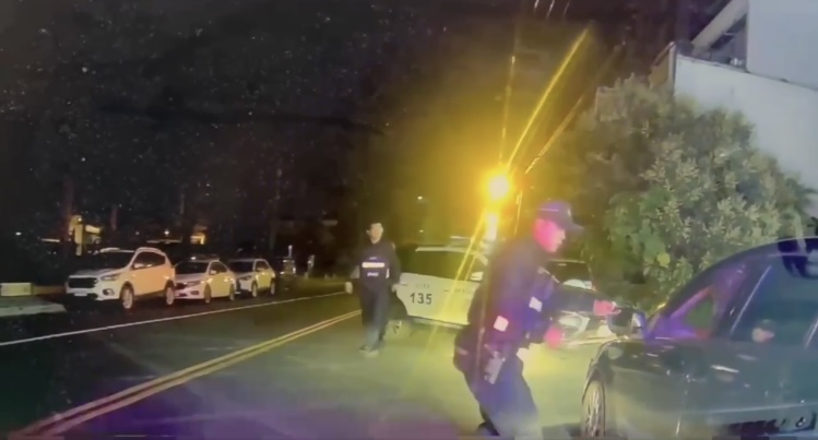 闖紅燈遇警加速逃逸  追緝破窗發現車內竟藏毒品