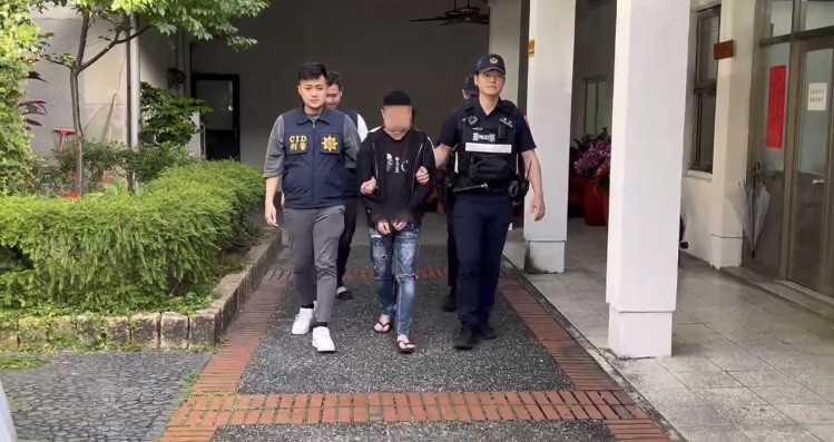 闖紅燈遇警加速逃逸  追緝破窗發現車內竟藏毒品 - https://www.watchmedia01.com