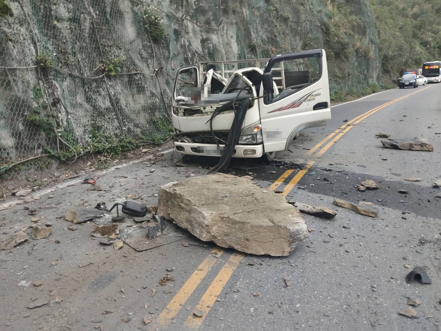 台七甲落石擊中車輛 副駕OHCA駕駛受困