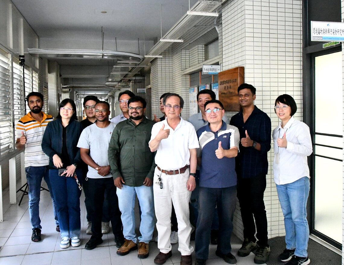 正修科技大學「環境毒物與新興污染物研究中心」在新興污染物檢測領域表現卓越,吸引《天下雜誌》南下專訪。天下雜誌整合傳播部業務經理劉麗蓉帶領團隊親赴高雄採訪。