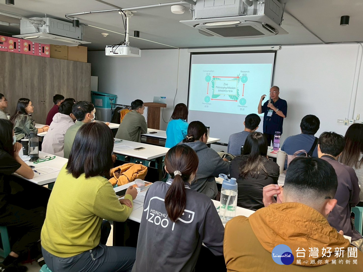 動物福利專家Visit Arsaithamkul博士為學員上課。