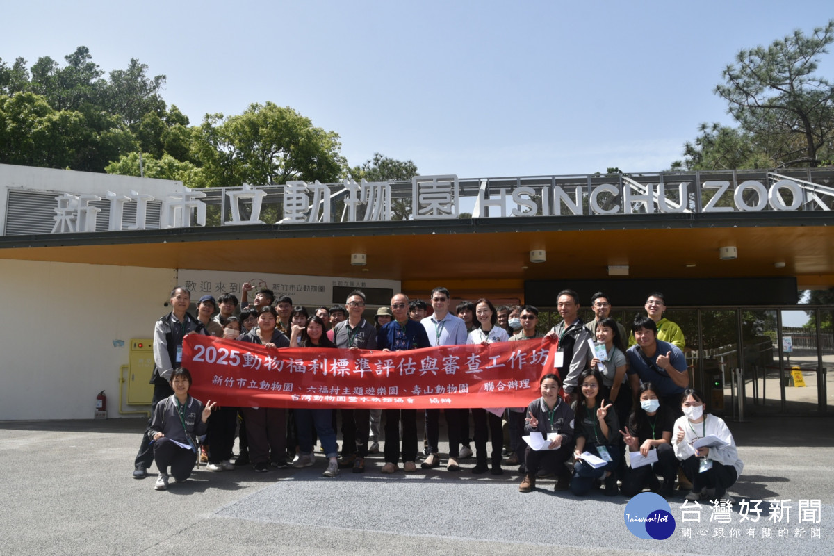 兩位動物福利專家Visit Arsaithamkul博士與Hou-Chun Chen博士與全體學員。