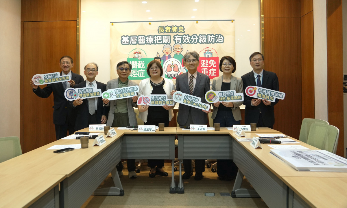 由左到右:基層醫療協會詹前俊常務理事、台灣老年學暨老年醫學會蔡兆勲理事長、台灣大學公共衛生學院陳秀熙教授、台灣活力老化推展協會吳玉琴理事長、立法委員王正旭、立法委員黃秀芳、疾病管制署莊人祥署長。