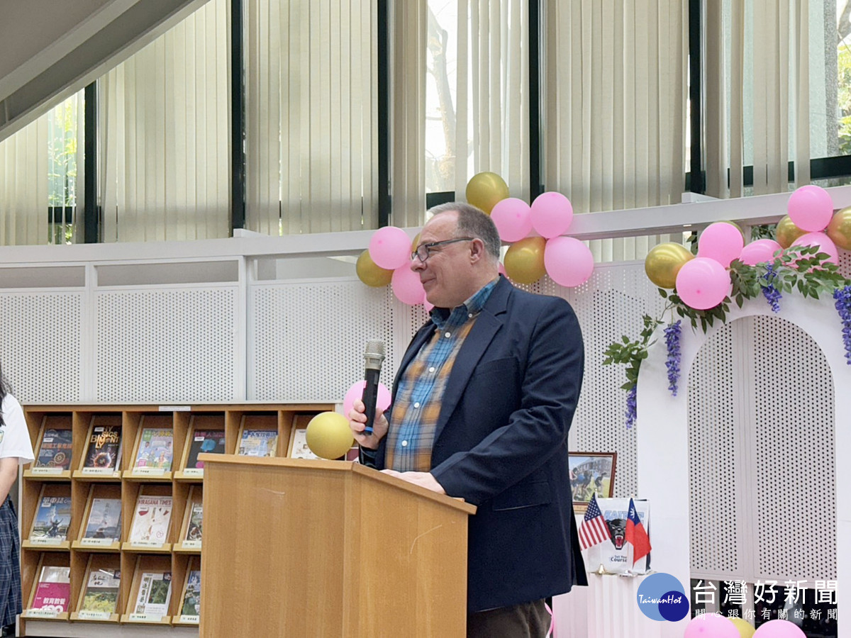 美國緬因中央中學(Maine Central Institute, MCI)校長Mr. David Pearson親自來臺頒發雙聯學制畢業證書