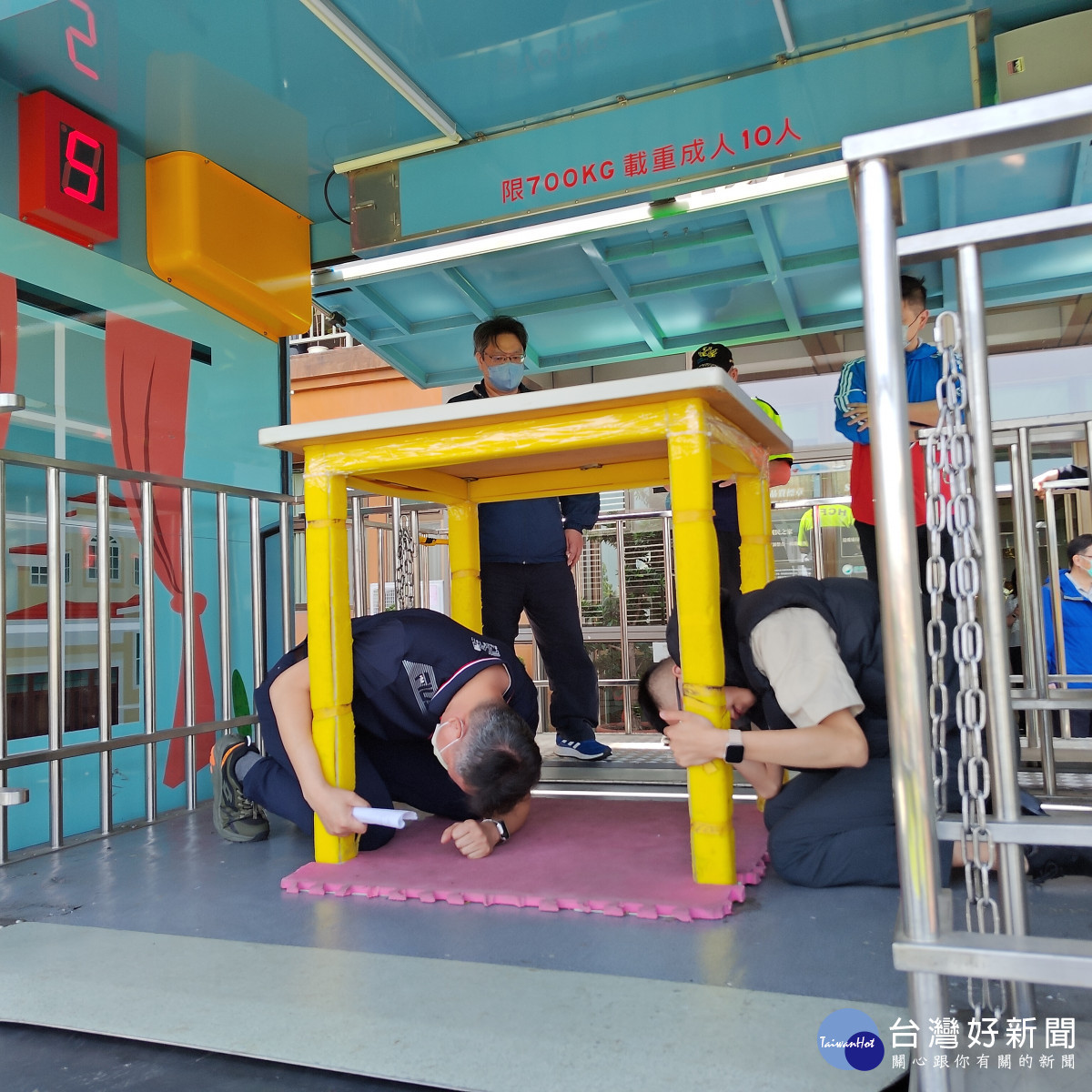 鍾翔宇副主任偕同役男體驗地震車,演練地震避難姿勢。