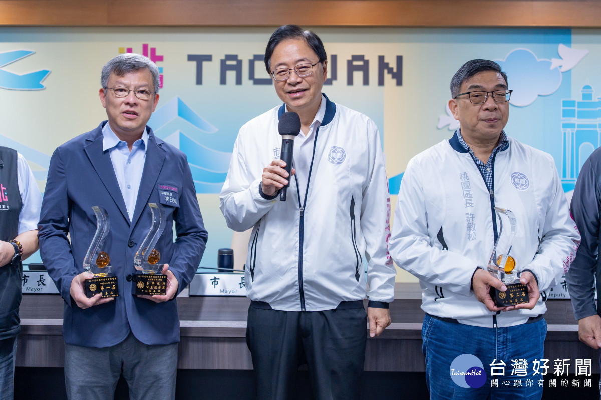 張市長肯定各得獎區公所在役政服務上的努力與成果。