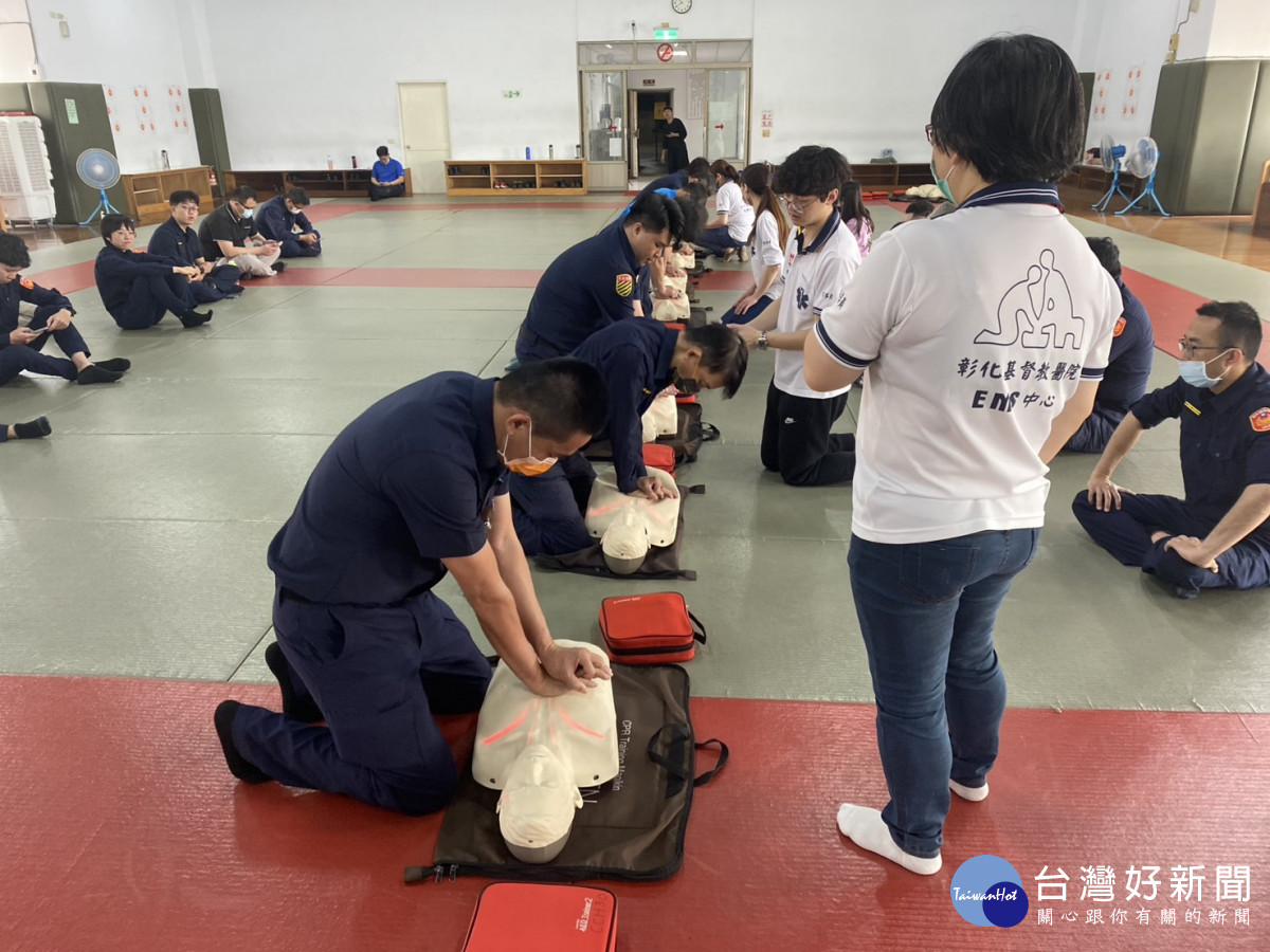 彰基緊急醫療救護訓練中心(EMS)講師執行心肺復甦術(CPR)課程。圖／彰基提供