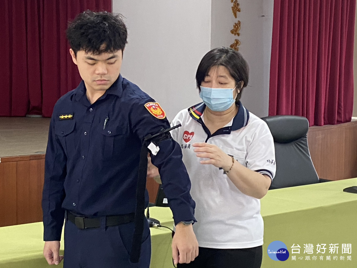 彰基緊急醫療救護訓練中心(EMS)講師示範戰術止血帶操作。圖/彰基提供