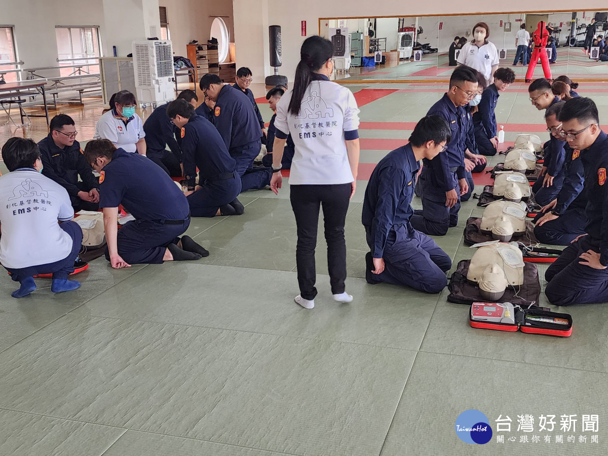 彰基緊急醫療救護訓練中心(EMS)講師說明自動體外心臟電擊去顫器(AED)操作。圖/彰基提供