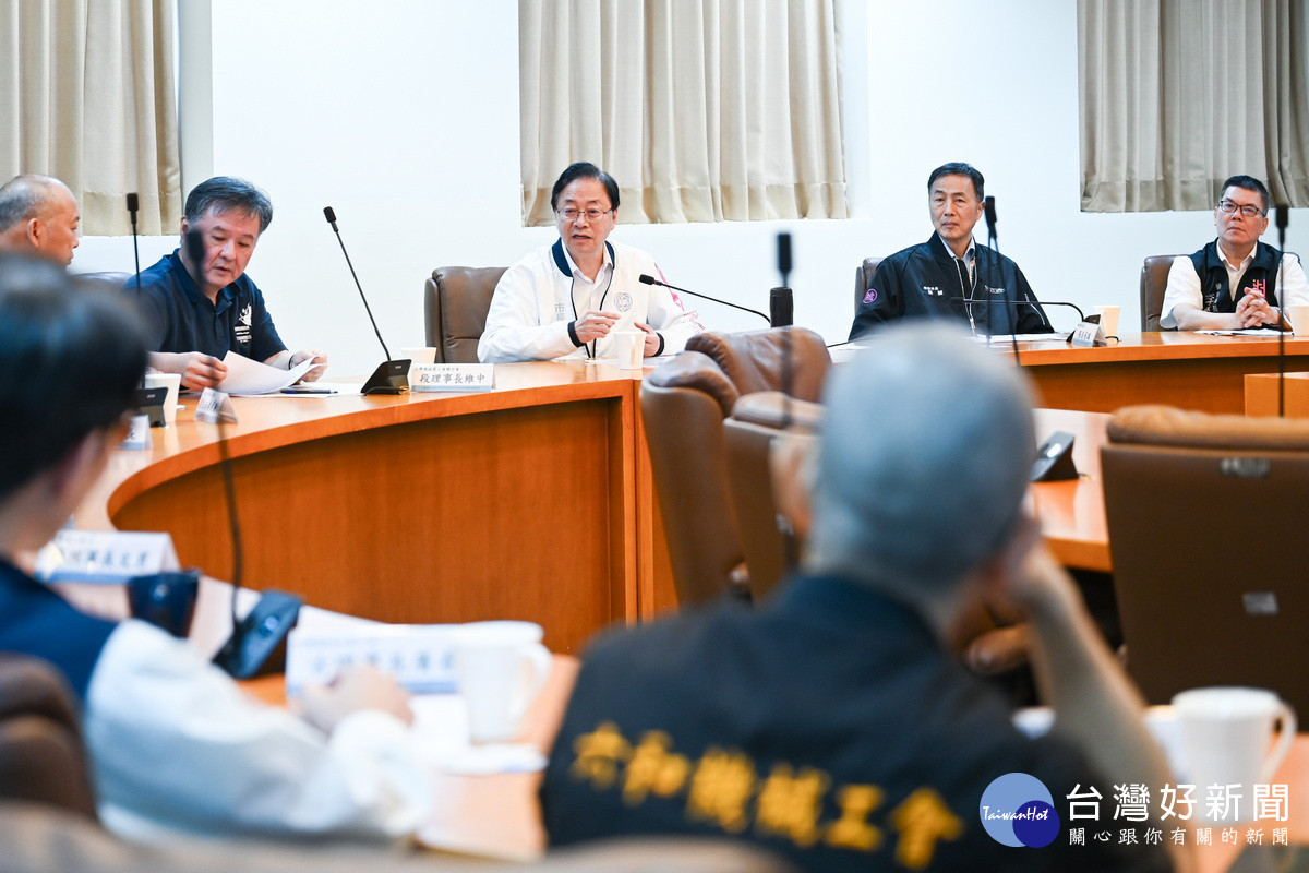 台灣機械業工會一行拜會桃園市長張善政，雙方進行意見交流。
