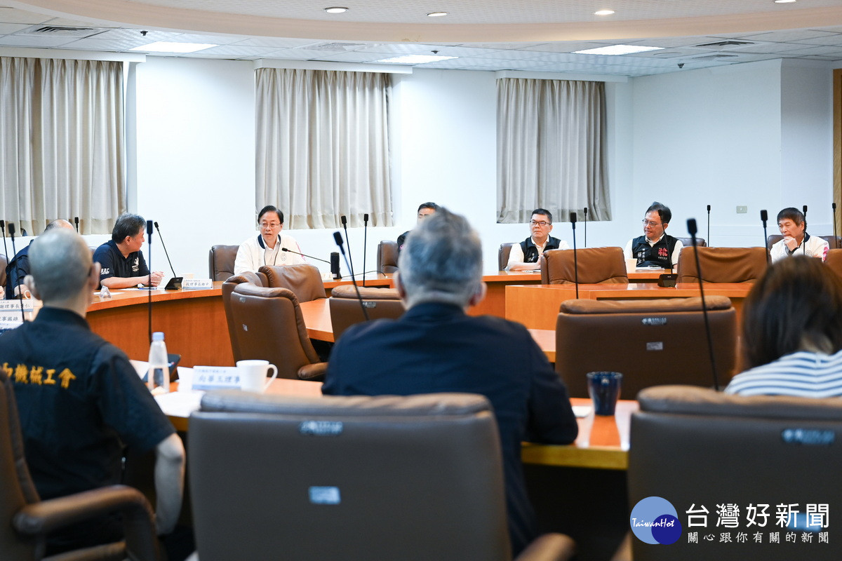 台灣機械業工會一行拜會桃園市長張善政，雙方進行意見交流。<br /><br /> 