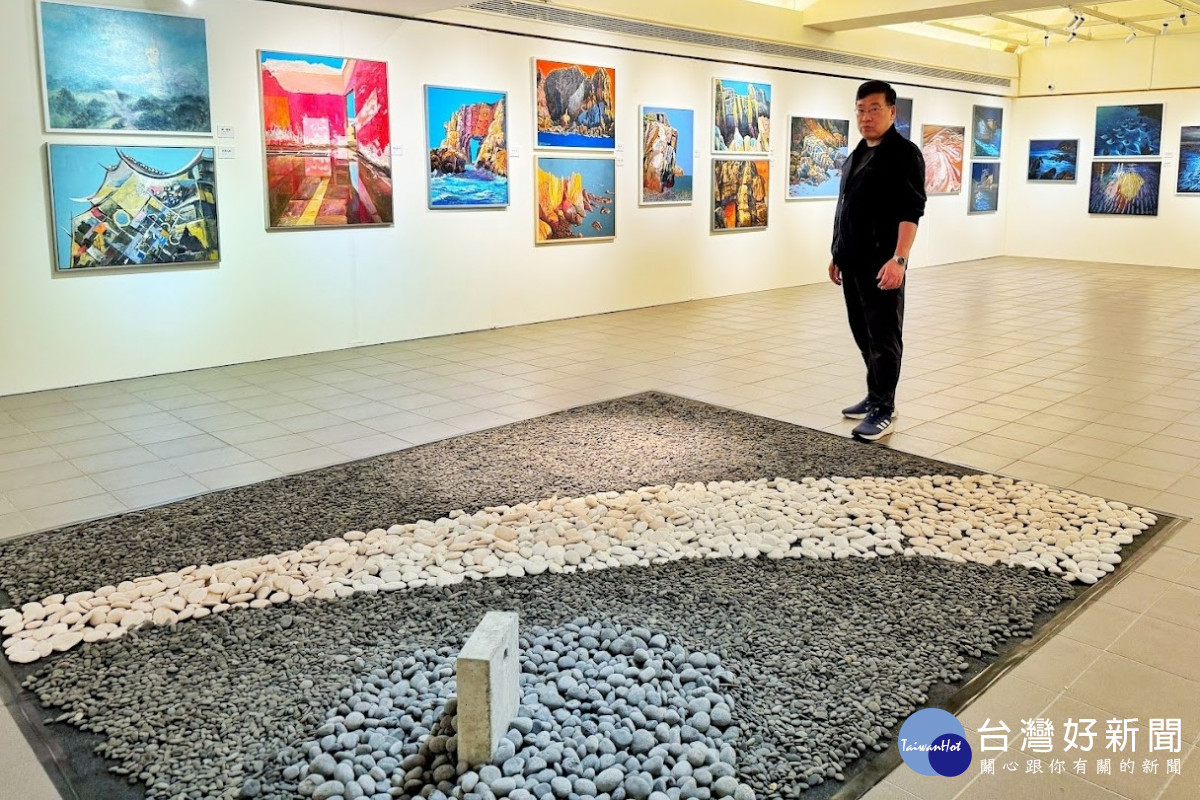 中原大學藝術中心舉辦《馬祖‧藍眼淚》個展，展出藝術家曹松清40餘件作品。
