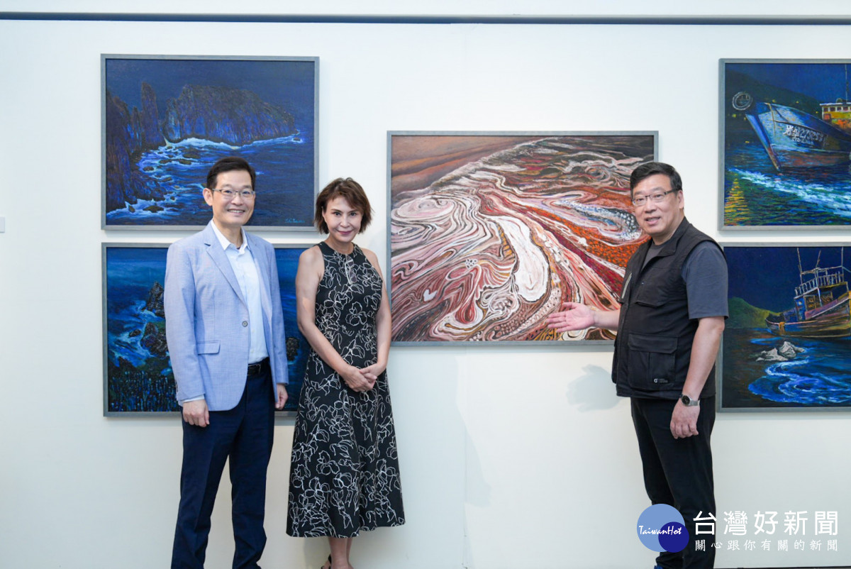 中原大學舉辦《馬祖‧藍眼淚》曹松清個展。左起為中原大學主任秘書閻亢宗、藝術中心主任陳敏慧、藝術家曹松清。