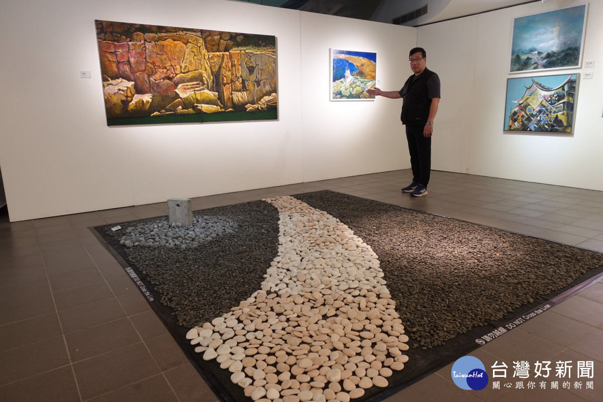 曹松清的地景藝術＜淚光閃閃＞作品，靈感延伸自油畫作品＜陽光下的藍眼淚＞。