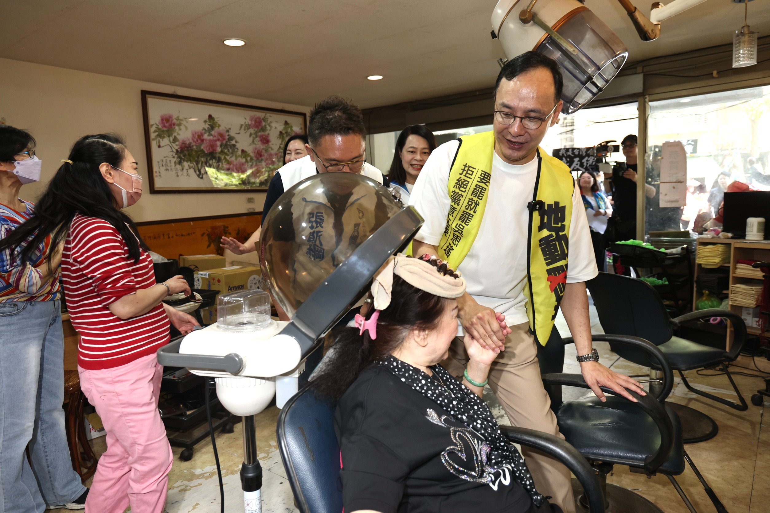 朱立倫出現在民進黨立委吳思瑤的選區,為罷免連署向市民請託。林啟弘攝