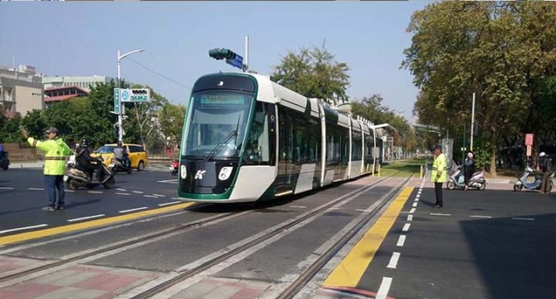 高雄輕軌頻出車禍 民眾守法很重要