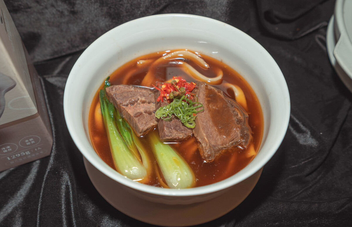 ▲《藤椒牛肉麵》嚴選紐西蘭厚切牛臉頰肉，肉質軟嫩帶筋，富含膠質，透過慢火煨燉，讓口感變得軟嫩多汁，帶有彈性又不肥膩。（圖/韻藏中餐廳提供）