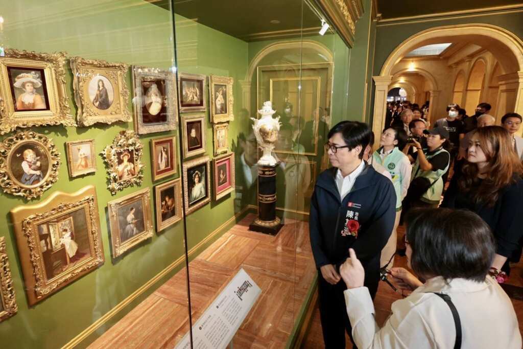 ▲陳其邁在導覽人員帶領下參觀館內豐富的瓷器典藏，會後與出席貴賓合影留念。（高雄市政府提供）