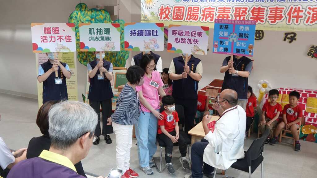 ▲校園腸病毒聚集事件演習暨防治宣導活動，花壇鄉長顧勝敏與民代熱情參與客串演出。（記者林明佑攝）