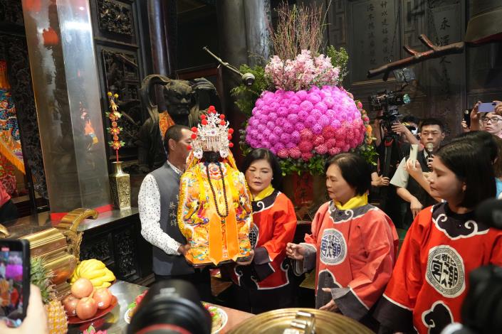 朝天宮董事長蔡咏锝與縣長張麗善恭迎媽祖，莊嚴出巡祈福安民。(記者廖承恩翻攝)