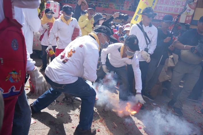 犁炮為朝天宮媽祖出巡特色，震天炮聲驅邪避凶、氣勢驚人。(記者廖承恩翻攝)
