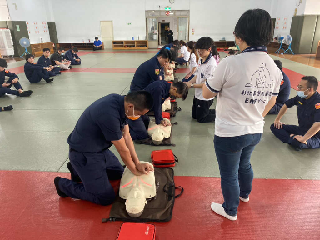 ▲彰基緊急醫療救護訓練中心(EMS)講師執行心肺復甦術(CPR)課程。（彰化基督教院提供）