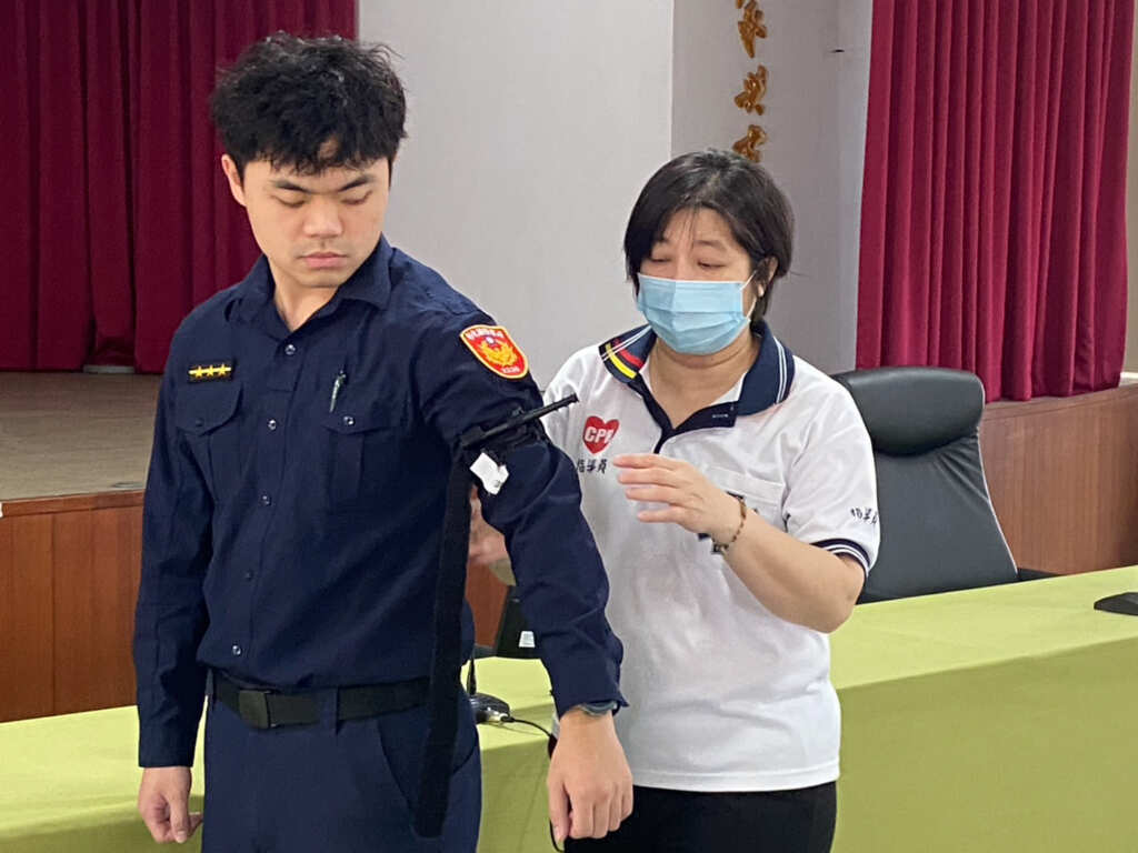 ▲彰基緊急醫療救護訓練中心(EMS)講師示範戰術止血帶操作。（彰化基督教院提供）