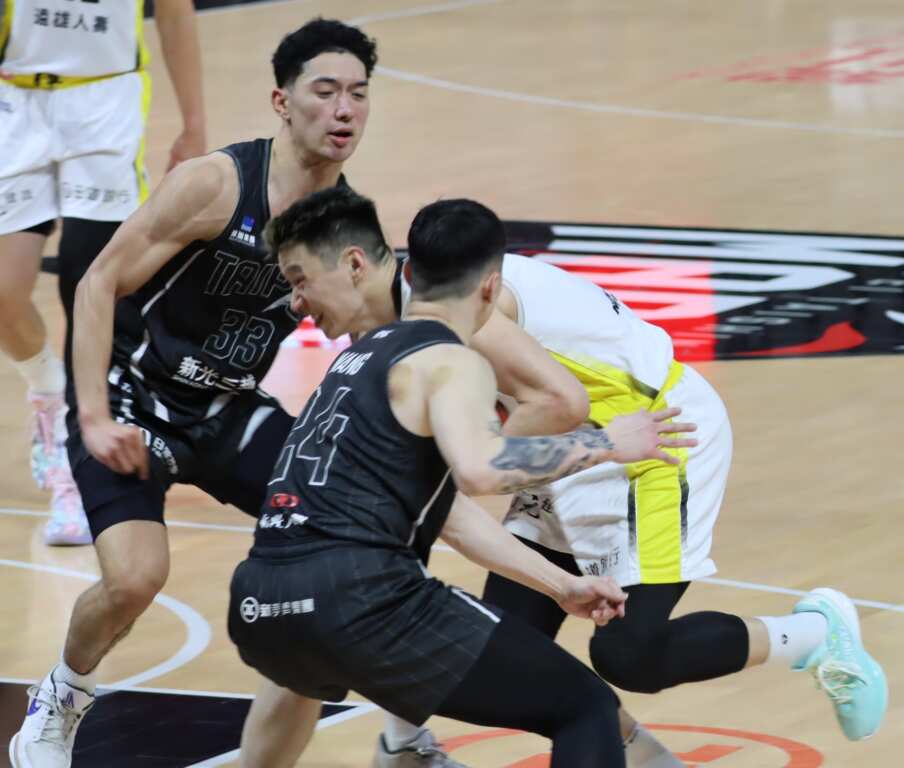 小雷和王律翔成功包夾豪神，逼使林書豪創下單場6失誤的失誤王紀錄。 (魏冠中攝影)