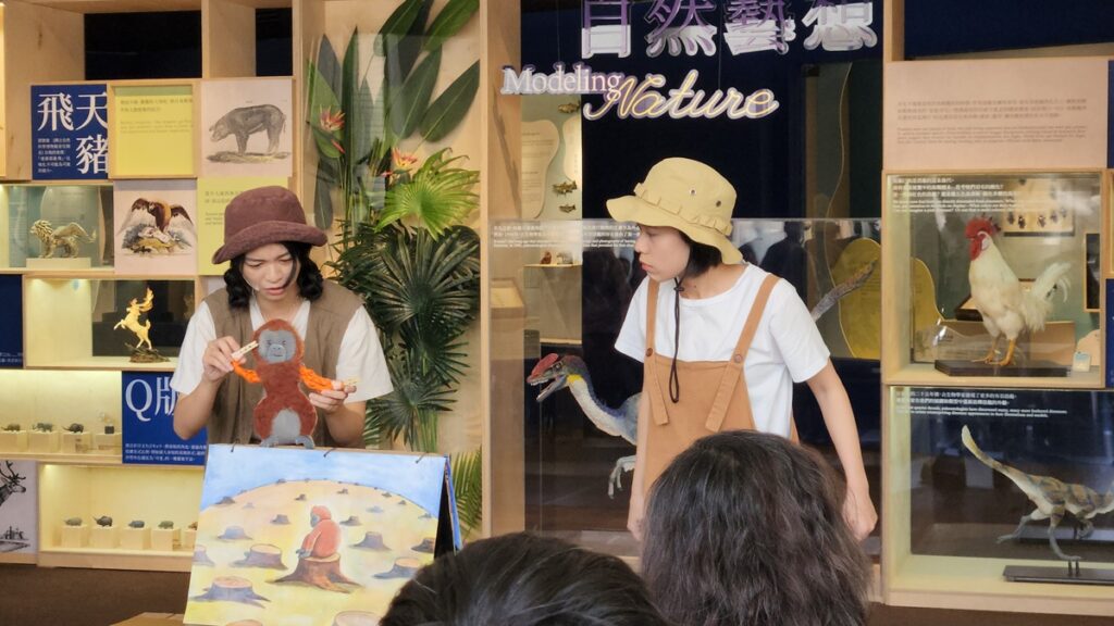 「拍拍手工作室」現場演出迷你劇《猩猩與好朋友》。(圖/陳惠玲攝影)