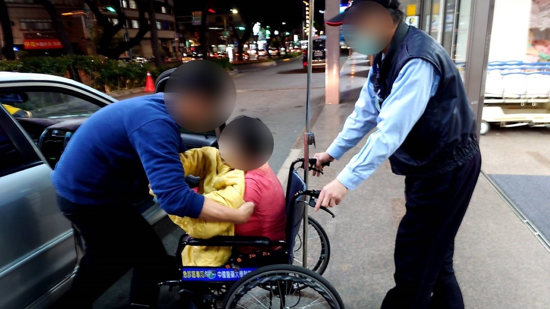 ▲圖說:謝男的母親在就醫途中突感心臟不適,在警車的護送下迅速趕抵醫院急診室 (圖/台中市政府 提供)