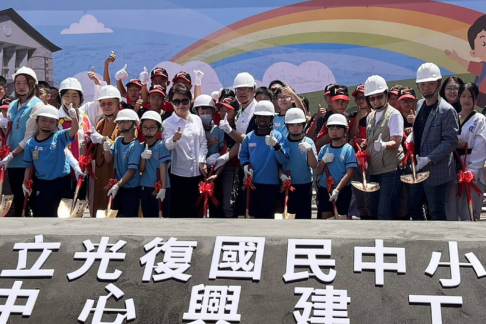 台中市斥資24億興建25所中小學活動中心 盧秀燕:平衡教育資源 208 台中市斥資24億興建25所中小學活動中心 盧秀燕:平衡教育資源 207