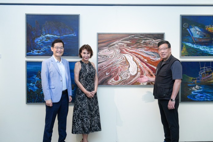 04 中原大學舉辦《馬祖‧藍眼淚》曹松清個展。左起為中原大學主任秘書閻亢宗、藝術中 0