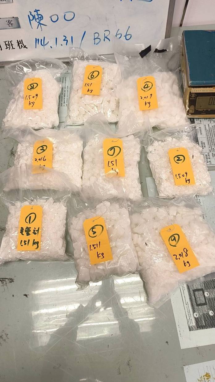 港男幫人運毒過境台灣 刑事局桃機埋伏抓人 59 海關查驗行李箱內容物為9大包愷他命