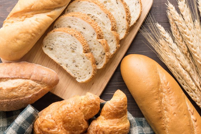 「減肥陷阱」你中招了嗎?這六種食物可能越吃越胖 71 fresh baked bread wheat wooden background scaled