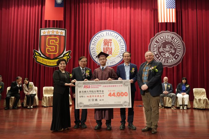 新興高中舉辦首屆台美雙聯學制畢業典禮 美國MCI校長親頒證書 62 S 11526184 0 scaled