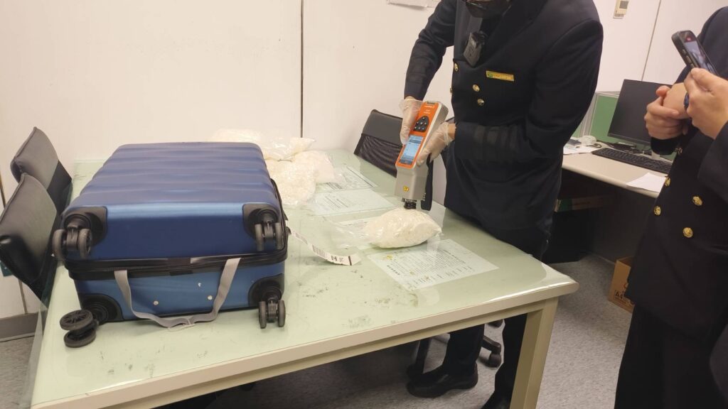 刑事局成功攔截陳嫌,並查驗行李箱裝載物品具愷他命反應。(刑事局提供)
